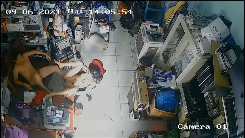 Người vợ chồng trả bài nhau trong của cò máy tính