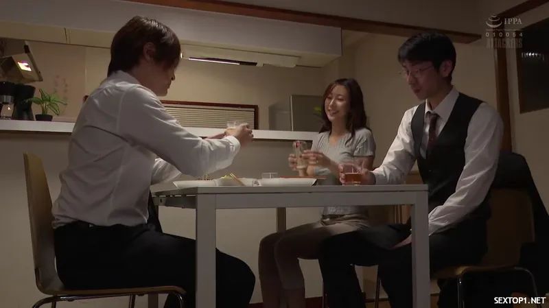 đến nhà cấp trên ở nhờ, cưỡng bức luôn người vợ sếp