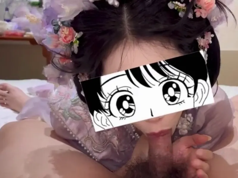 Gái xinh trong bộ đồ con búp bê liếm cặc cực đã