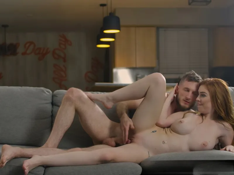 đang tăng ca mà bạn gái cứ dùng lỗ lồn lôi kéo tôi doggy cùng em